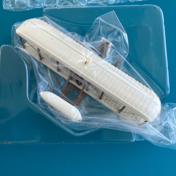 Hallmark Keepsake Ornament - The Flight at Kitty Hawk - Picture 7 of 11